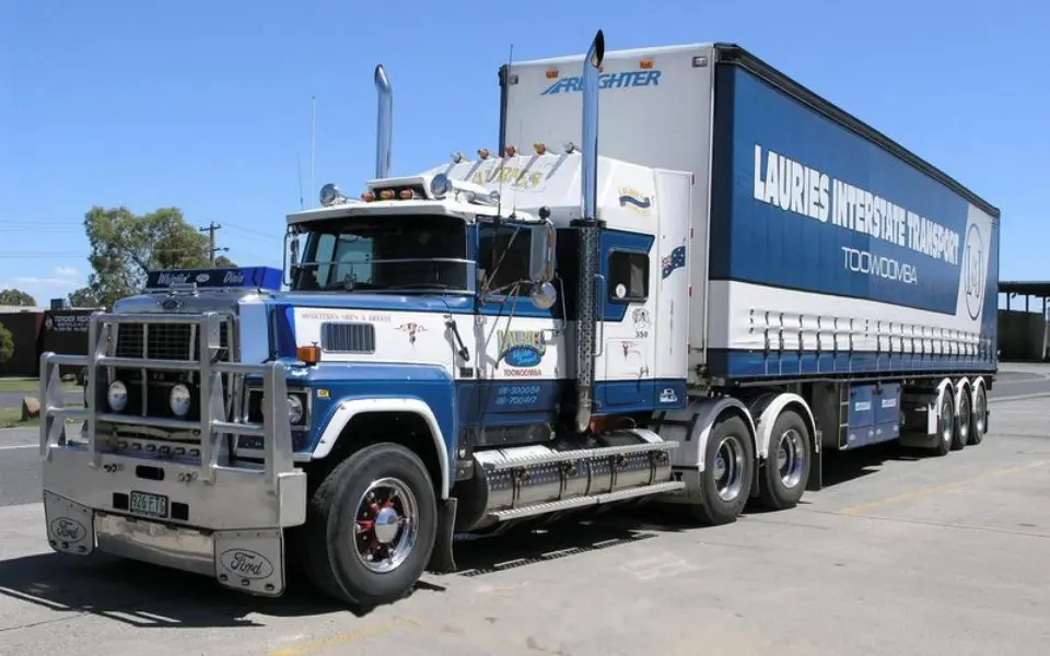 Çima Kamyonên Navxweyî Bolûleyên xwe yên eksozê ber bi jor ve nahêlin?